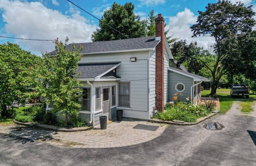 Vaughan House | Stunning 4 Bed 2 Bath Farm Home - On 2.5 Acres - Fully Furnished with WIFI!