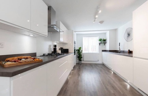 Cheltenham House | Stunning 4 Bed 3 Bathroom Home