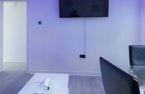 Tunstall House | Stunning 4-Bed House Fully Refurbished Modern