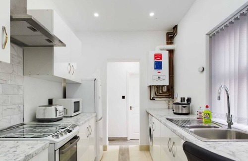Tunstall House | Stunning 4-Bed House Fully Refurbished Modern