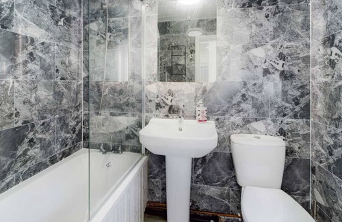 Tunstall House | Stunning 4-Bed House Fully Refurbished Modern