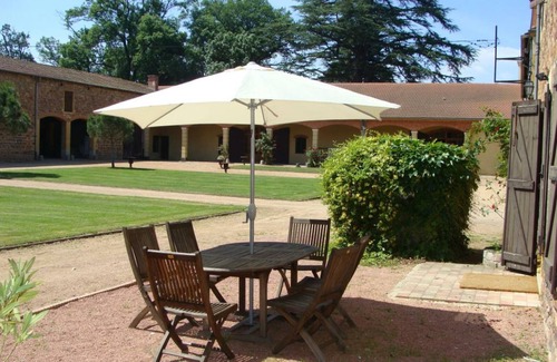 Parigny Cottage | Stunning 4-Bed Gîte with 80ha Park, Pool, Tennis & More in Parigny