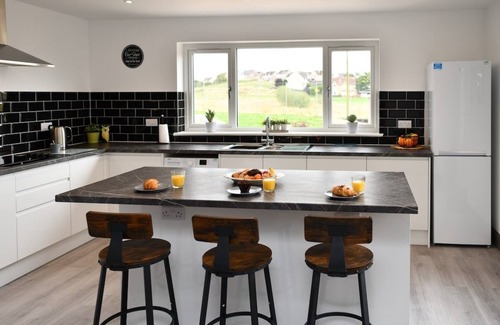 Airdrie House | Stunning 4 Bed House Airdrie. Close to Glasgow!