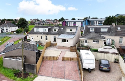 Airdrie House | Stunning 4 Bed House Airdrie. Close to Glasgow!