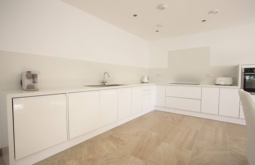 Challaborough House | Stunning 4 bedroom beach house with hot tub and sunbathing roof terrace