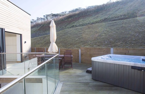 Challaborough House | Stunning 4 bedroom beach house with hot tub and sunbathing roof terrace