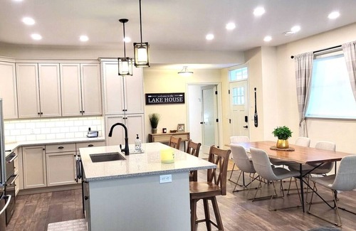 Okanagan-Similkameen House | Stunning 4-Bedroom 2 Storey Retreat – Sleeps up to12