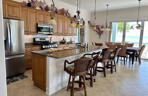 Jimmy Hill Villa | Stunning 4 bedroom Beachfront Villa! Infinity pool & hot tub.