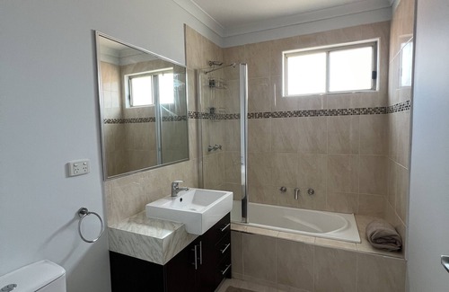 Thomastown House | Stunning 4 bedroom House with 2 bathrooms including full ensuite.