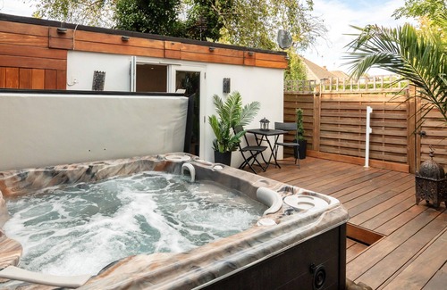 Snaresbrook House | Stunning 4 Bedroom House - Hot tub+Gym - Sleeps upto 8 -Escape London, in London