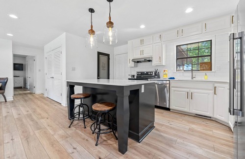 Clinton House | Stunning 4-bedroom Lakehouse on the water!
