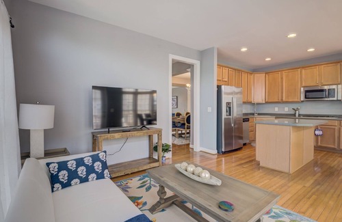Lorton House | Stunning 4 bedroom townhouse 2 king suites.