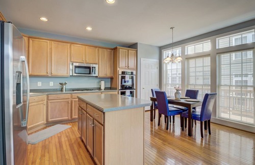 Lorton House | Stunning 4 bedroom townhouse 2 king suites.