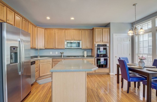 Lorton House | Stunning 4 bedroom townhouse 2 king suites.