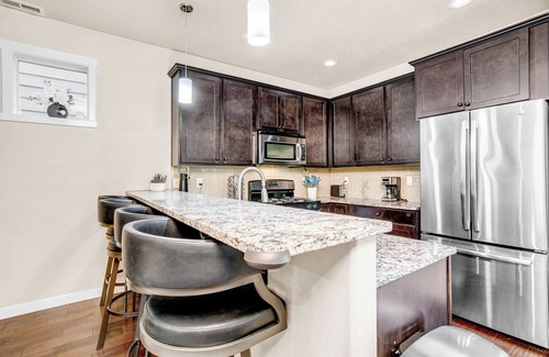 North Plains House | Stunning 4-Bedroom Home with Hot Tub, Sauna, Fire Pit, King Bed, AC, Golf Green!