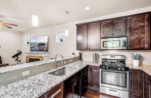 North Plains House | Stunning 4-Bedroom Home with Hot Tub, Sauna, Fire Pit, King Bed, AC, Golf Green!