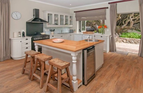 Onrus House | Stunning 4 bedrooms ensuite on the beach
