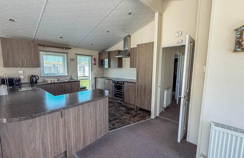 Hunstanton Cabin | Stunning 4 berth lodge with decking at Manor Park in Hunstanton ref 23173K