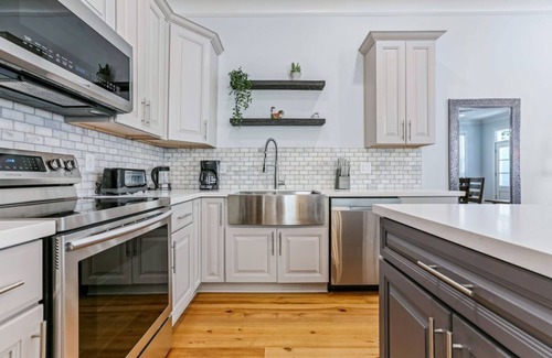 Faubourg Lafayette House | Stunning 4 BR Condo + Pool - Near St. Charles
