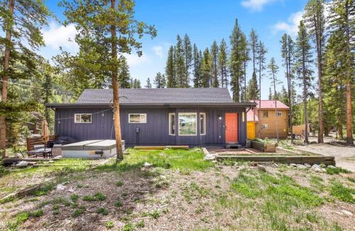 Blue River House | Stunning 4 BR Home Mountain Views Tranquil Setting