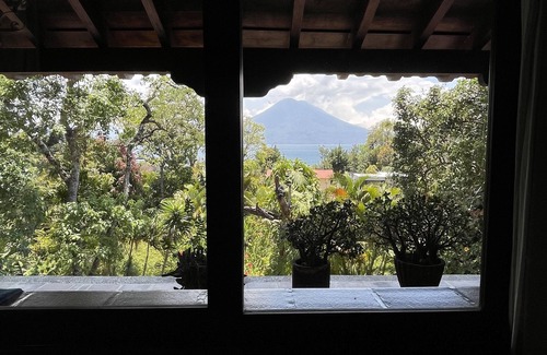 Santa Cruz La Laguna House | Stunning 4 Bedroom Large House, Steps from Lake Front with Starlink WiFi