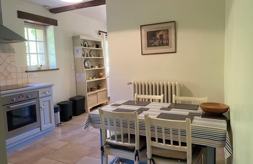 Thonac Cottage | Stunning 4 star cottage near Montignac with large private pool & WIFI.