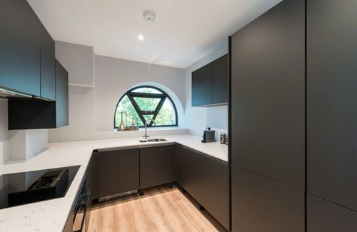 Kensington Apartment | Stunning 4BD Duplex Apartment in Earls Court with Terrace!