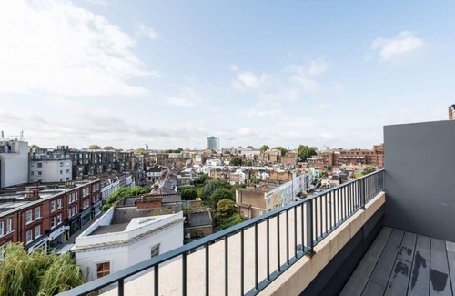 Kensington Apartment | Stunning 4BD Duplex Apartment in Earls Court with Terrace!