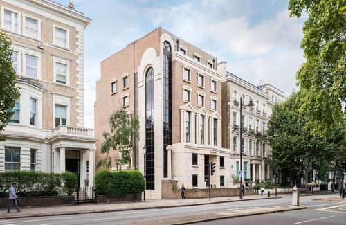 Kensington Apartment | Stunning 4BD Duplex Apartment in Earls Court with Terrace!