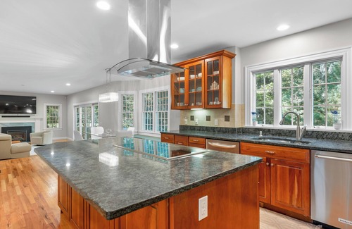 Forestdale House | Stunning 4BD sleeps 12, 2.5BA, AC, 1/2mile to Snake Pond