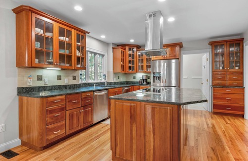 Forestdale House | Stunning 4BD sleeps 12, 2.5BA, AC, 1/2mile to Snake Pond