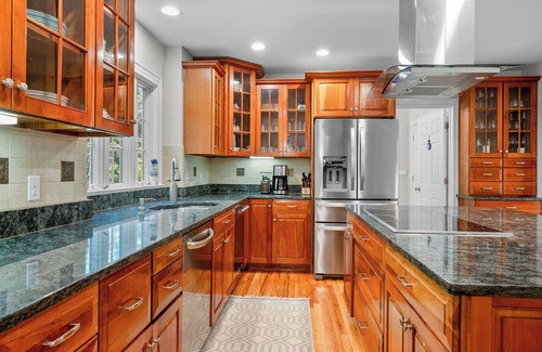 Forestdale House | Stunning 4BD sleeps 12, 2.5BA, AC, 1/2mile to Snake Pond