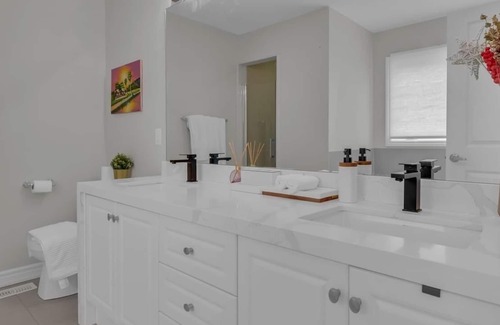Port Colborne House | Stunning 4bedrooms with 2.5 baths