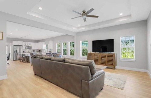 Mango Groves House | Stunning 4BR 3BA Cottage Heated Pool 5 Min to Beach