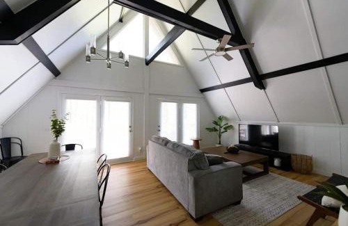 Bloomington Other | Stunning 4BR Cabin Retreat with Expansive Deck