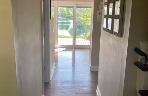 Dicken House | Stunning 4BR family home with HOT TUB and LAKE – Walk to the Big House!