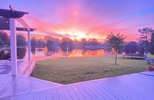 Dicken House | Stunning 4BR family home with HOT TUB and LAKE – Walk to the Big House!