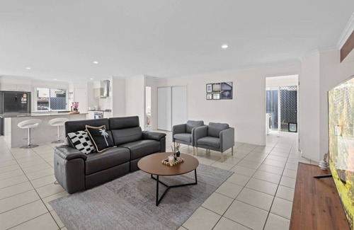 Coomera House | Stunning 4BR Home w/Yard/Parking/Costco/ThemePark