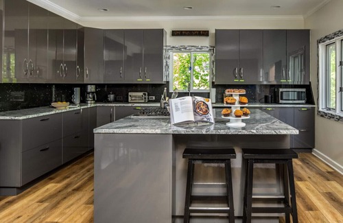 Glenville House | Stunning 4BR Retreat, Deck, Ping Pong, Near Marina