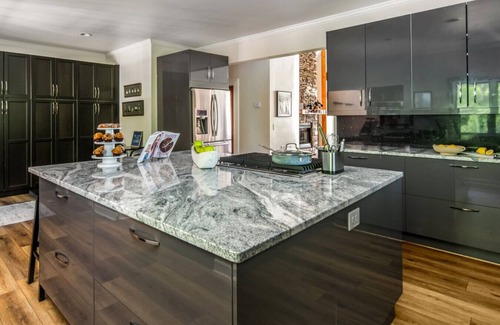Glenville House | Stunning 4BR Retreat, Deck, Ping Pong, Near Marina