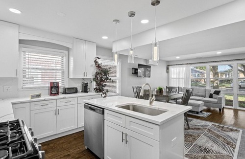 Skokie House | Stunning 4BR Skokie House with Laundry & Backyard