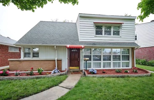 Skokie House | Stunning 4BR Skokie House with Laundry & Backyard