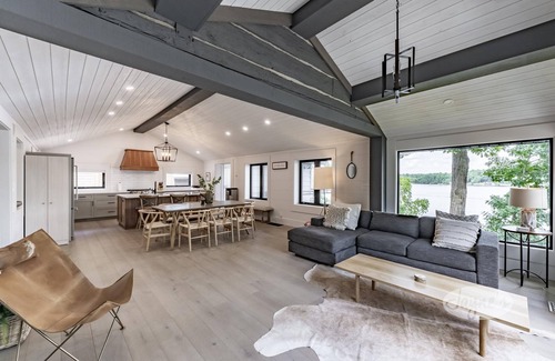 Gravenhurst Cottage | Stunning 5 + Bed, 3 Bath Cottage on the South End of Lake Muskoka! All Day Sun!