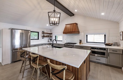 Gravenhurst Cottage | Stunning 5 + Bed, 3 Bath Cottage on the South End of Lake Muskoka! All Day Sun!