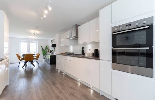 Cheltenham House | Stunning 5-Bedroom 4-Bath Home with Parking