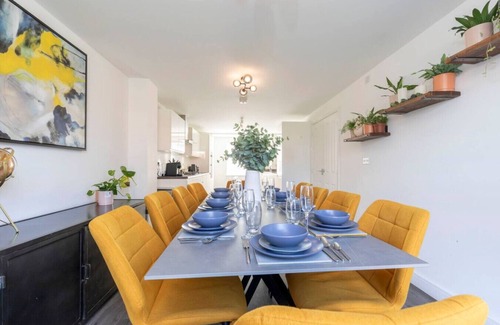 Cheltenham House | Stunning 5-Bedroom 4-Bath Home with Parking