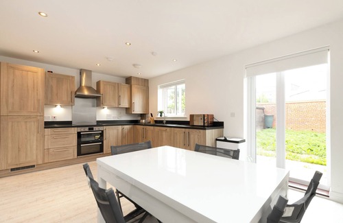 Ashford House | Stunning 5-Bed House in Ashford
