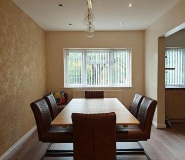 Solihull Apartment | Stunning 5-bed House near NEC & BHX
