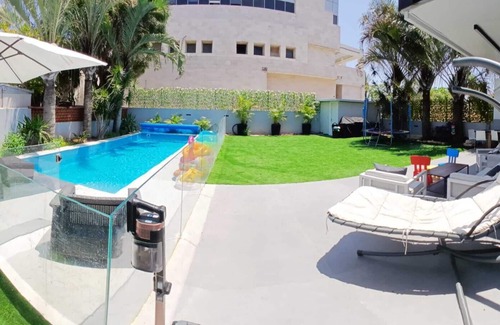 Rishon LeTsiyon Villa | Stunning 5-bed villa, with pool and large garden