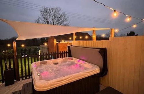 Pershore Cottage | Stunning 5 Bed Victorian home (optional hot tub)